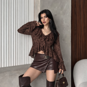 بلوزة دانتيل باللون البني مع قبة رفّة وزمة باليد