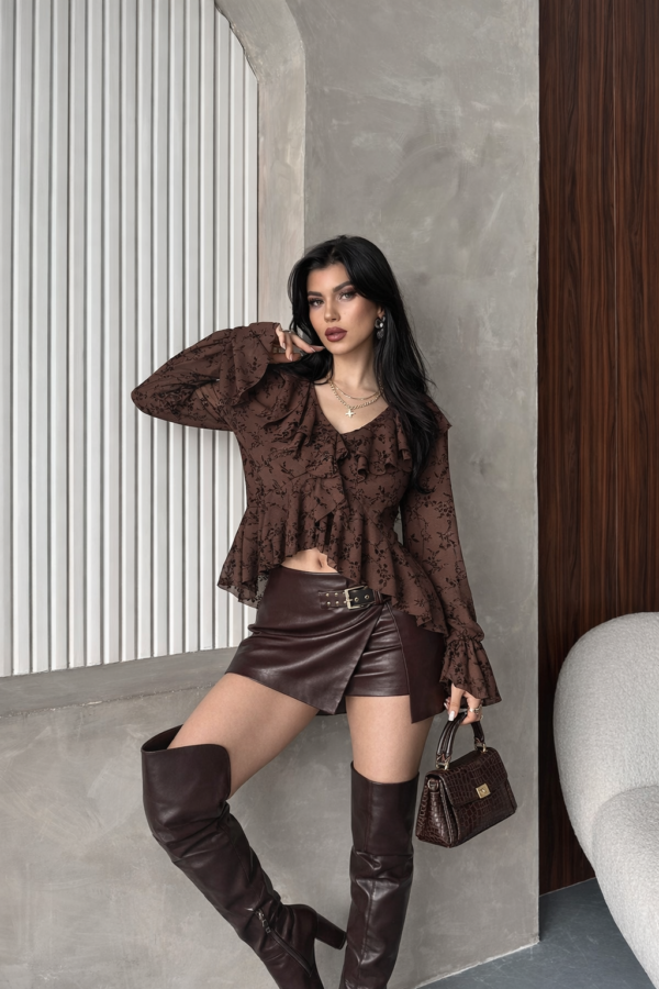 بلوزة دانتيل باللون البني مع قبة رفّة وزمة باليد