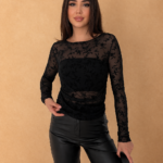 بلوزة دانتيل ورد باللون الأسود