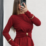 بليزر مع زمة وأزرار عند الخصر باللون البني