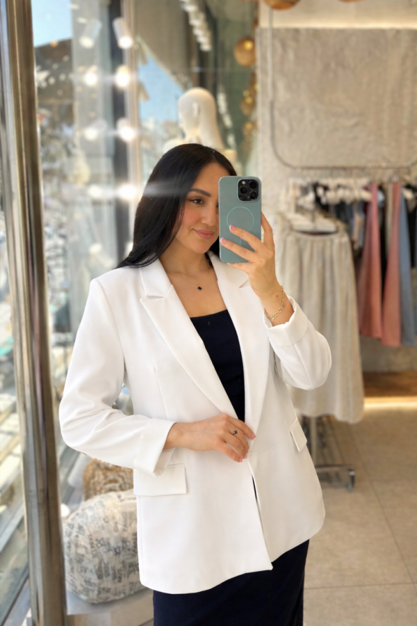 بنطلون قماش باللون البيج قصة زارا