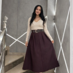 تنورة باللون العنابي مع قشاط بني