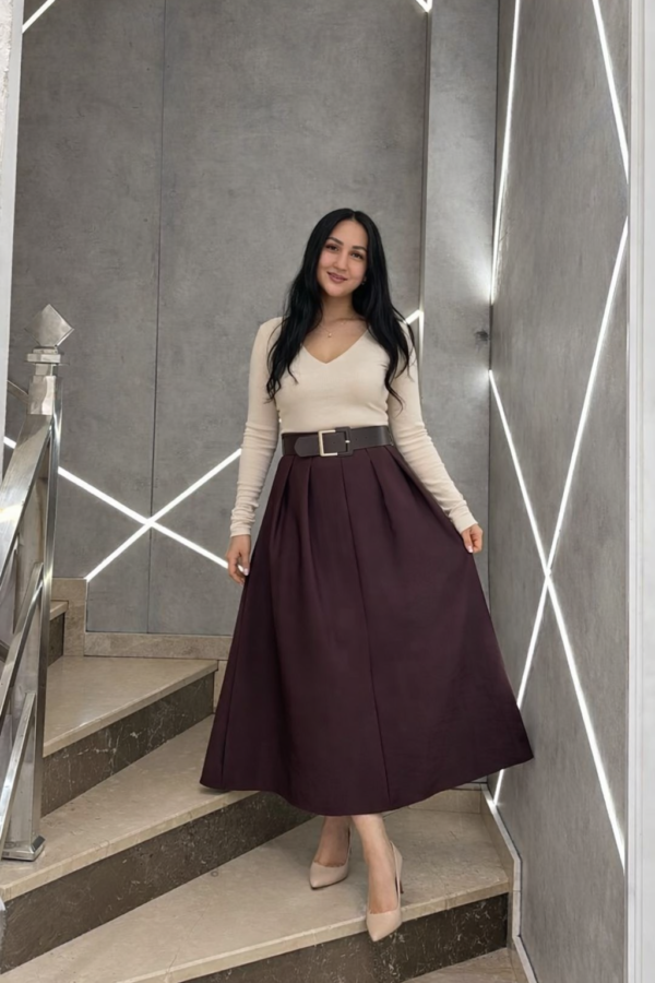 تنورة باللون العنابي مع قشاط بني