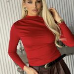 تنورة باللون العنابي مع قشاط بني