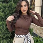 تنورة باللون العنابي مع قشاط بني