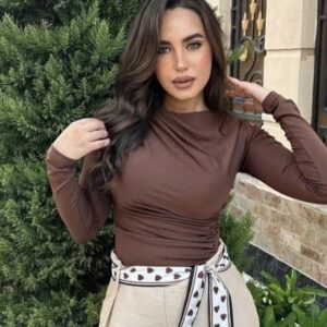 تنورة باللون العنابي مع قشاط بني