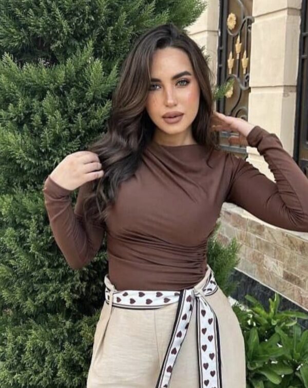 تنورة باللون العنابي مع قشاط بني