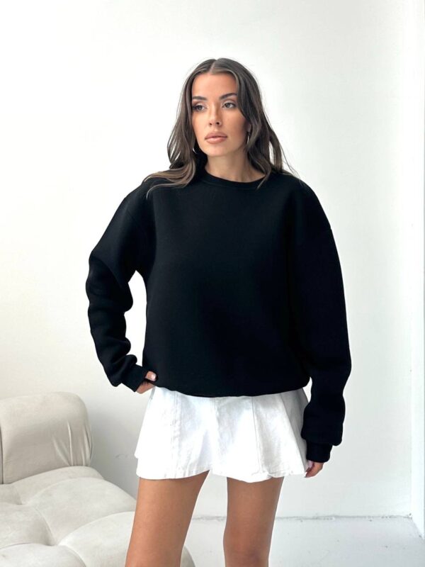 سويتر مبطة باللون الأسود