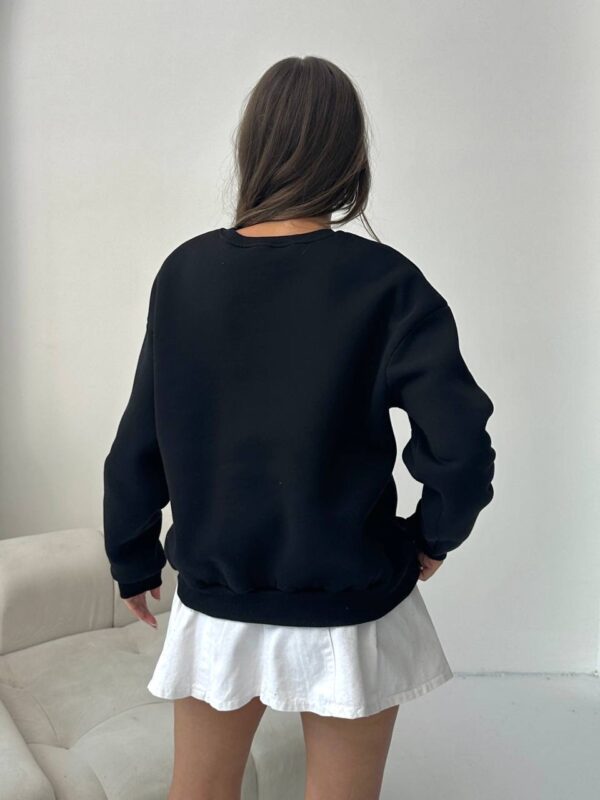 سويتر مبطة باللون الأسود