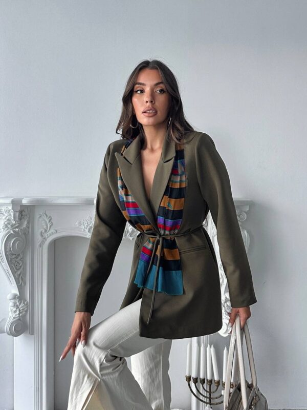 بليزر باللون الزيتي مع رباط على الخصر