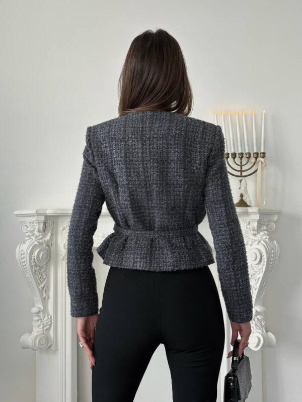 بليزر مع زمة وأزرار عند الخصر باللون البني (copy)