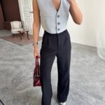 بليزر مع زمة وأزرار عند الخصر باللون البني