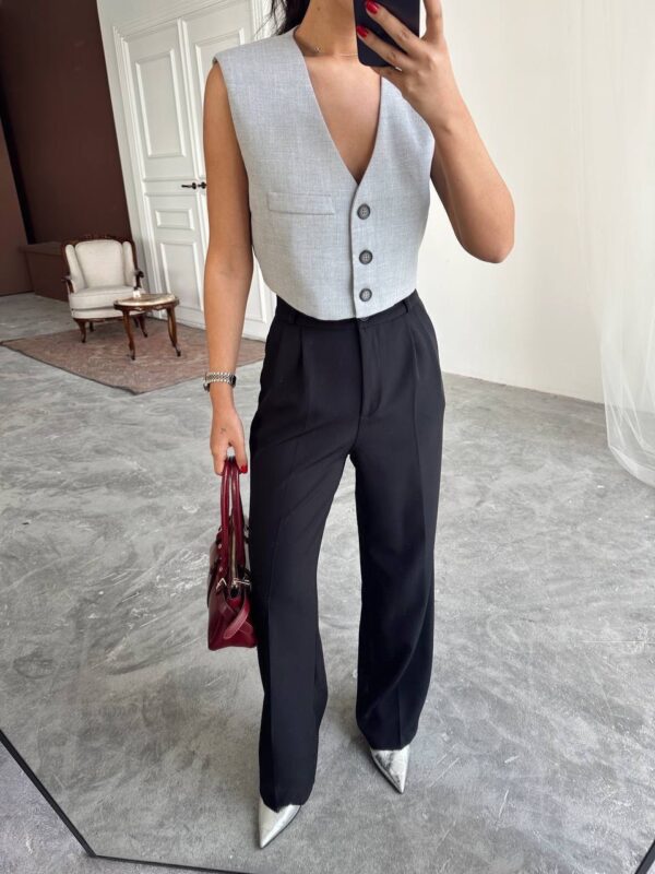 بليزر مع زمة وأزرار عند الخصر باللون البني