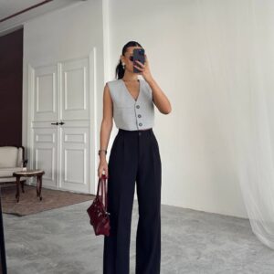 بليزر مع زمة وأزرار عند الخصر باللون البني