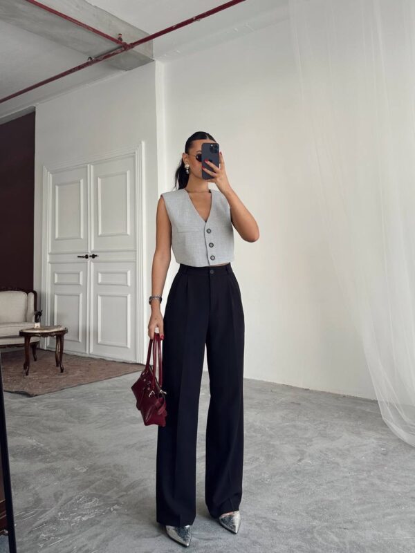 بليزر مع زمة وأزرار عند الخصر باللون البني