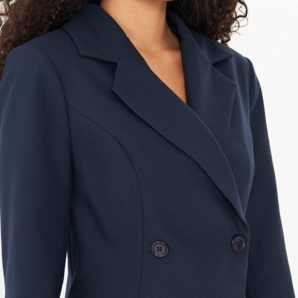 بليزر باللون الكحلي مع ازرار