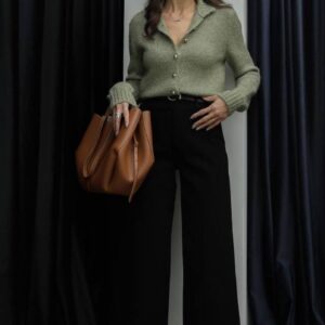 بليزر مع زمة وأزرار عند الخصر باللون البني