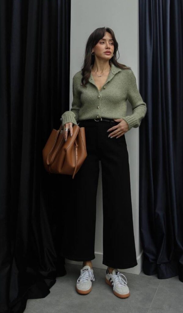 بليزر مع زمة وأزرار عند الخصر باللون البني