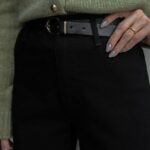 بليزر مع زمة وأزرار عند الخصر باللون البني