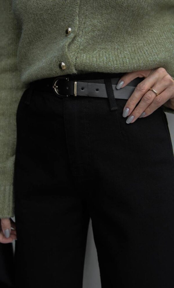 بليزر مع زمة وأزرار عند الخصر باللون البني