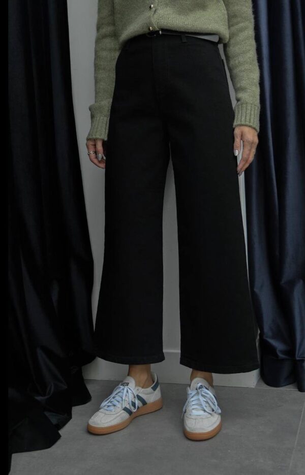 بليزر مع زمة وأزرار عند الخصر باللون البني