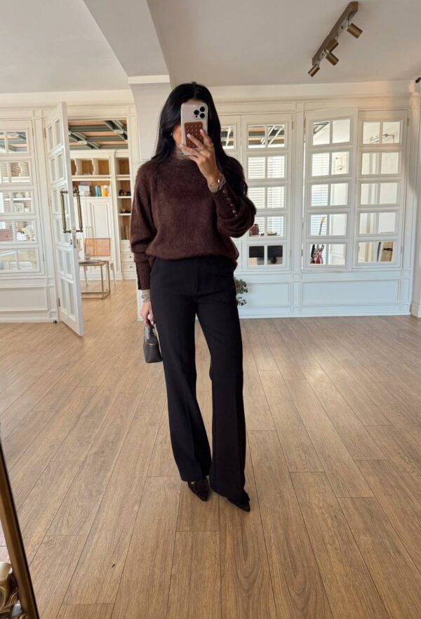 تنورة باللون العنابي مع قشاط بني