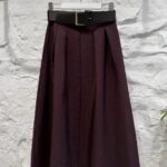 تنورة باللون العنابي مع قشاط بني