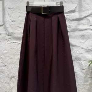 تنورة باللون العنابي مع قشاط بني