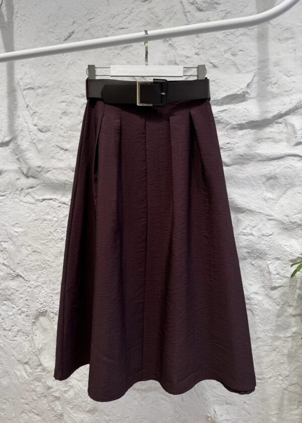 تنورة باللون العنابي مع قشاط بني