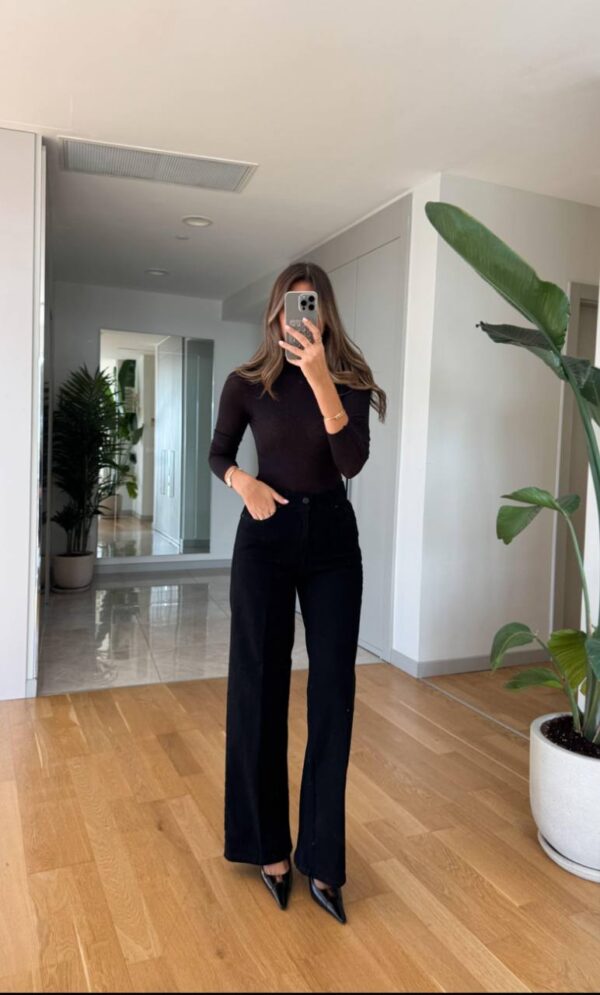 تنورة باللون العنابي مع قشاط بني