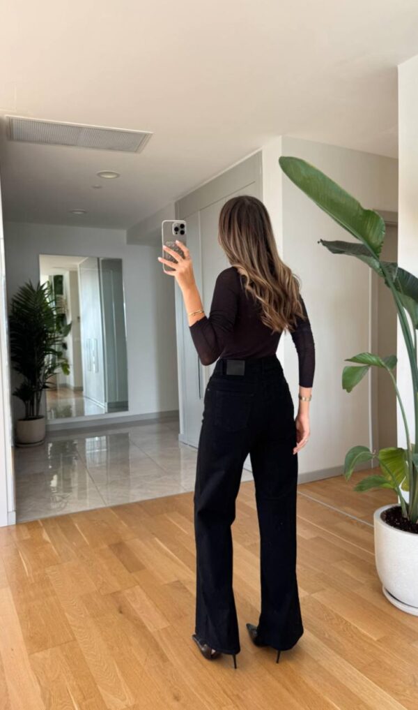 تنورة باللون العنابي مع قشاط بني