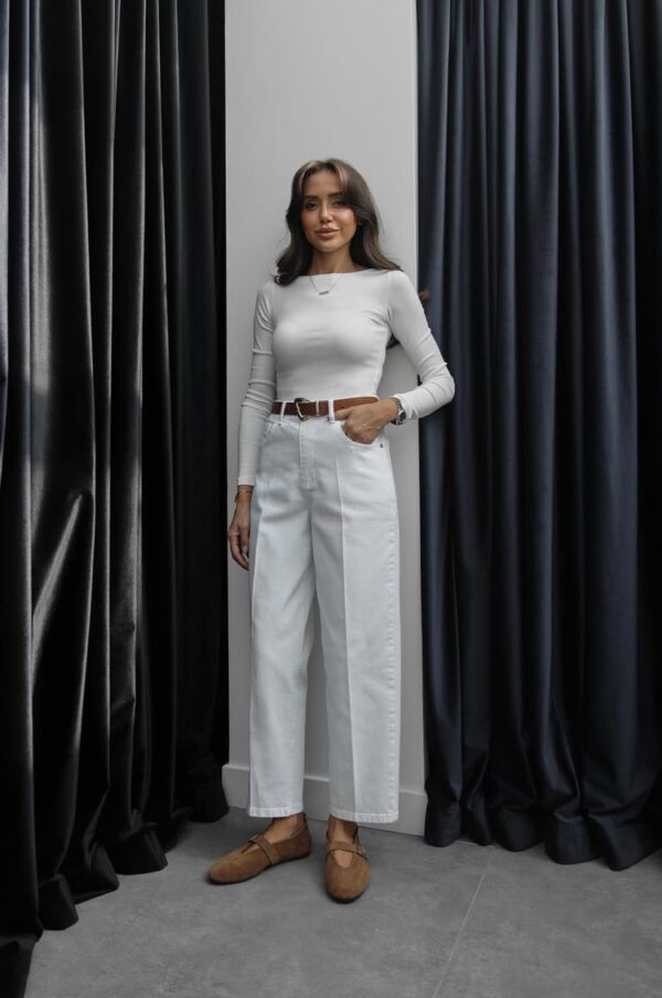 بنطلون قماش باللون البيج قصة زارا