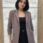 بليزر مع زمة ايد وجيبة شكليّة بلون الشوكو