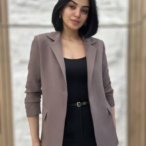 بليزر مع زمة ايد وجيبة شكليّة بلون الشوكو