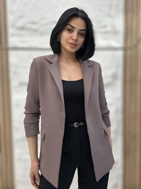 بليزر مع زمة ايد وجيبة شكليّة بلون الشوكو