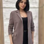 بليزر مع زمة ايد وجيبة شكليّة بلون الشوكو