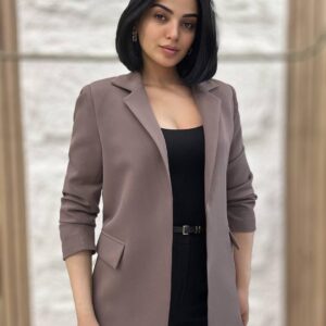 بليزر مع زمة ايد وجيبة شكليّة بلون الشوكو