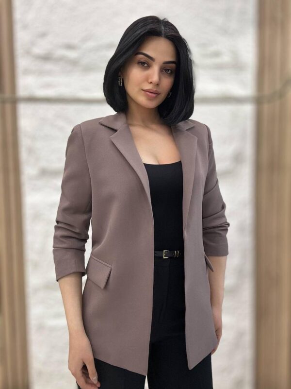 بليزر مع زمة ايد وجيبة شكليّة بلون الشوكو