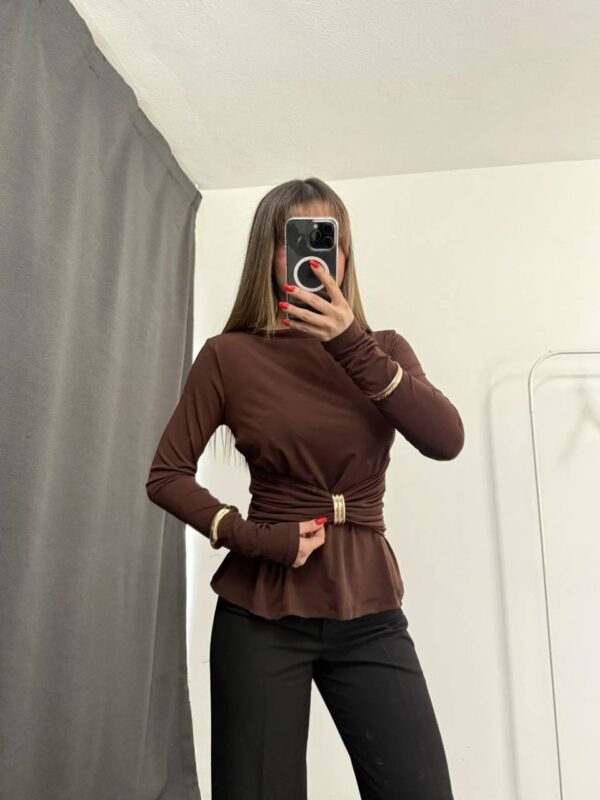 بنطلون قماش باللون البيج قصة زارا