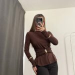 بنطلون قماش باللون البيج قصة زارا