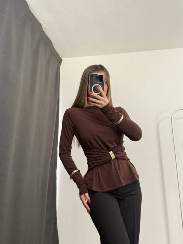 بنطلون قماش باللون البيج قصة زارا