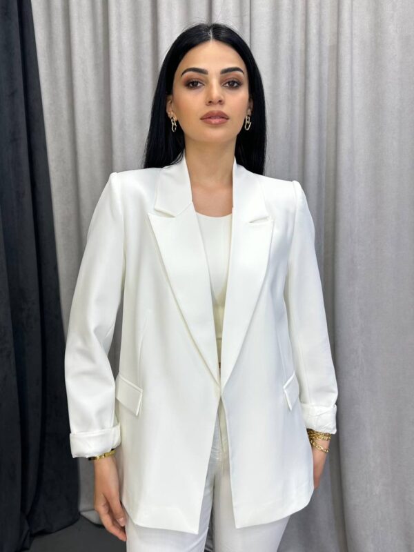 بنطلون قماش باللون البيج قصة زارا