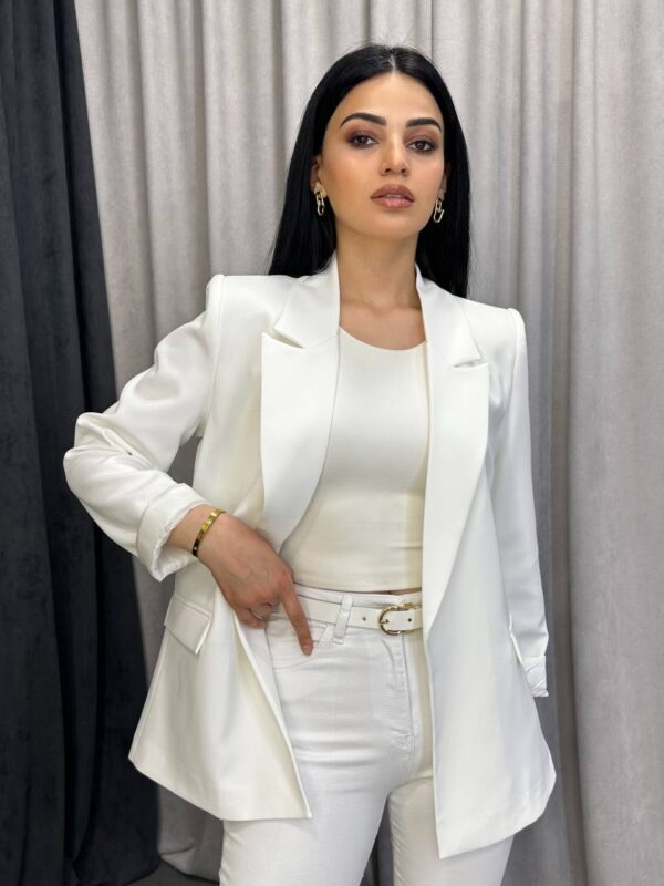 بنطلون قماش باللون البيج قصة زارا