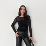 بلوزة دانتيل ورد باللون الأسود
