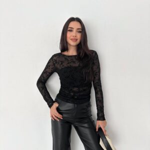 بلوزة دانتيل ورد باللون الأسود