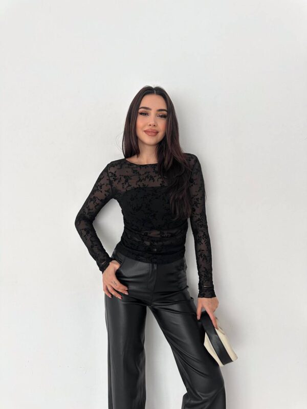 بلوزة دانتيل ورد باللون الأسود