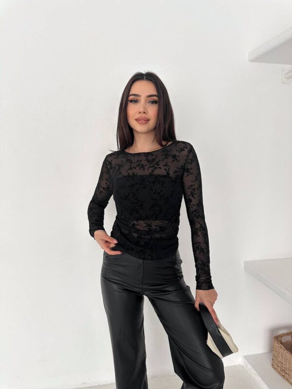 بلوزة دانتيل ورد باللون الأسود